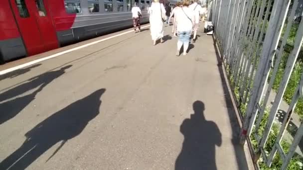 Πολλοί Άνθρωποι Περπατούν Στην Πλατφόρμα Καλοκαίρι Από Τρένο — Αρχείο Βίντεο