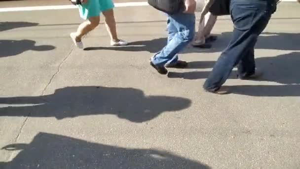 夏天有一群人在城里散步 动的人的腿 — 图库视频影像