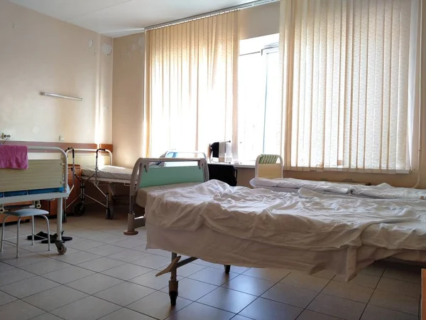 術後の治療のために市内の病院の病棟 — ストック写真