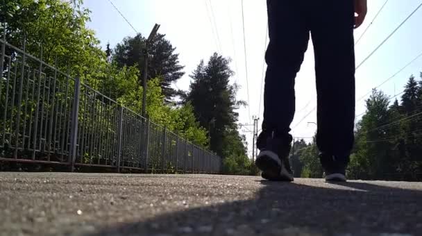 Hombre Camina Hacia Adelante Verano Largo Carretera Ciudad — Vídeos de Stock