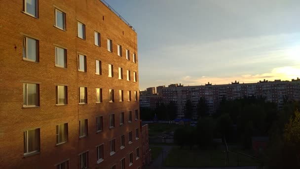 Vista Edificio Varios Pisos Desde Ventana Séptimo Piso Por Noche — Vídeo de stock