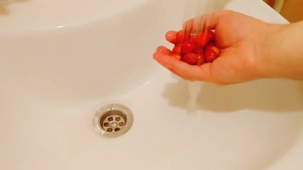 Ένας Άντρας Πλένει Φράουλες Κάτω Από Τρεχούμενο Νερό Προϊόντα Καθαρισμού — Αρχείο Βίντεο