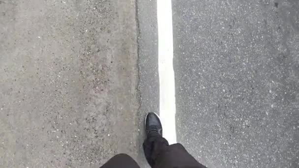 Ένας Άντρας Μαύρο Παντελόνι Και Μαύρα Παπούτσια Περπατάει Στο Δρόμο — Αρχείο Βίντεο