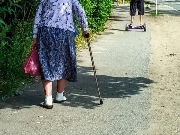 Verano Tipo Hoverboard Pone Día Con Una Abuela Con Palo — Foto de Stock
