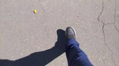 Şehirdeki temiz asfaltta bir adamın hareketinin akıllı telefondaki videosu.