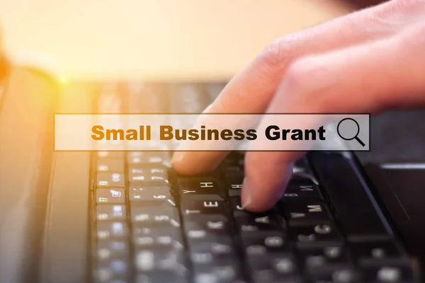 Small Business Grant Hombre Escribe Teclado Portátil Concepto Apoyo Búsqueda —  Fotos de Stock