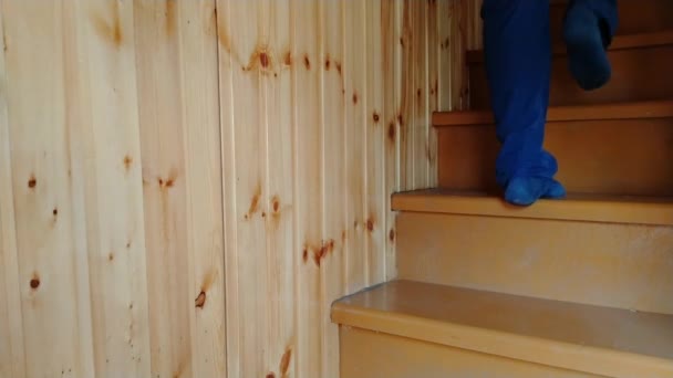 Egy Férfi Lassan Felmászik Egy Fából Készült Lépcsőn Majd Leereszkedik — Stock videók