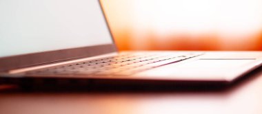 Ultrabook klavye sabah ofiste kapanıyor.