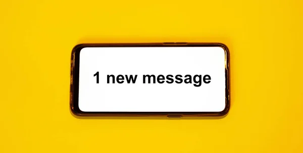 Nova Mensagem Tela Smartphone Com Fundo Amarelo Conceito Comunicação Aparelhos Imagens Royalty-Free