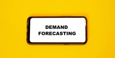 Akıllı telefon ekranından hava tahminleri isteniyor. Elektronik cihazlar ve teknoloji için satış büyüme kavramı