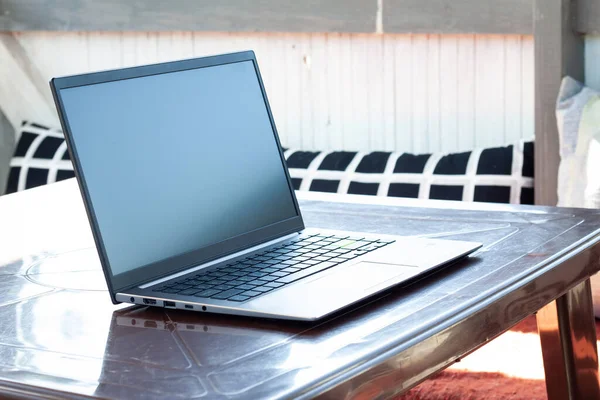 Működő Laptop Fehér Képernyővel Asztalon Természetben Stock Fotó