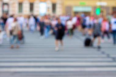 Bir grup insan metropolde geniş yolu geçti.