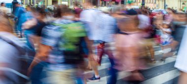 Kalabalık kentte hareket halinde. İnsanlar gün içinde işe giderler.