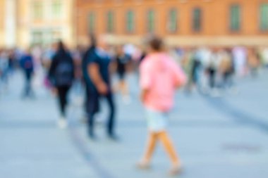 Yazın şehirde yürüyen bir kalabalık.