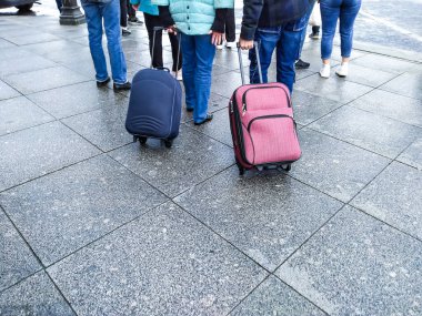 Eylül 'de bavulları sarılı iki kişi tatile gidecek. Evli bir çift şehirdeki havaalanına gider.