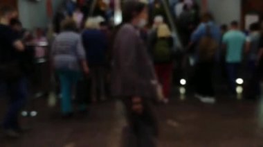 Kalabalık bir kalabalığın şehirdeki yoğun saatlerde çekilmiş videosu. Birçok erkek ve kadın dinlenmeye gider. Koronavirüs döneminde insan hareketleri