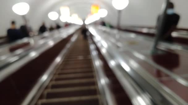 Nsanlarla Birlikte Inen Metro Yürüyen Merdiveninin Bulanık Videosu Koronavirüs Salgını — Stok video