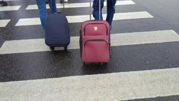 Bir Adam Bir Kadın Salgın Sırasında Bavullarıyla Havaalanına Gidiyorlar — Stok video