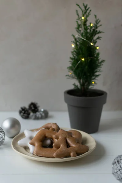 Pierniki Ciasteczka Białym Talerzu Świąteczną Girlandą Cyprysem Białym Tle Świąteczna — Zdjęcie stockowe