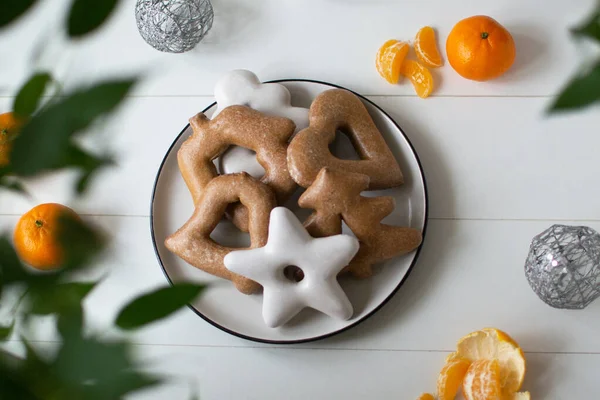 Galletas Jengibre Plato Blanco Con Una Taza Sobre Fondo Blanco — Foto de Stock