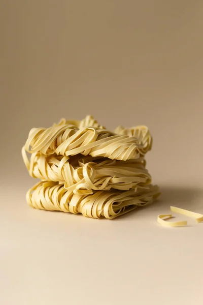 Natural Dry Egg Noodles Brown Background Vertical Orientation Copy Space — Stock Photo, Image