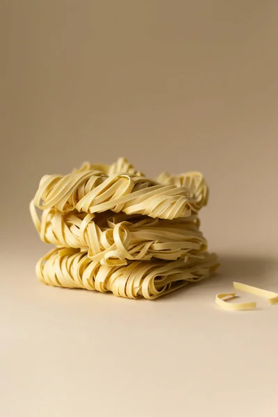 Fideos Naturales Huevo Seco Sobre Fondo Marrón Orientación Vertical Copiar —  Fotos de Stock