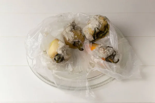 プラスチック製の袋に型を入れた腐ったピーマン こぼれた食べ物 食品廃棄物の概念 スペースのコピー — ストック写真
