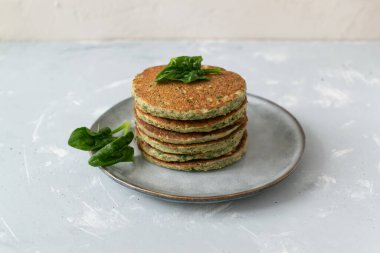 Gri tabakta ıspanak ve muzlu krep. Sağlıklı gıda konsepti. Boşluğu kopyala.