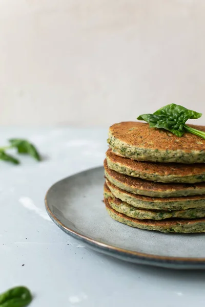 Spenat Och Banan Pannkakor Och Gröna Blad Grå Platta Grå — Stockfoto