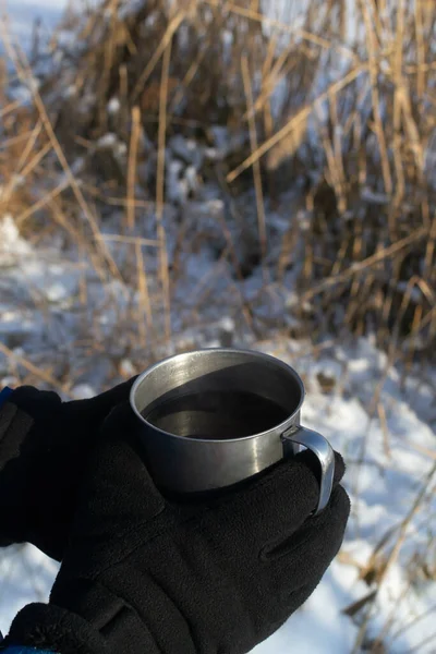 Adamın Biri Elinde Bir Kupa Sıcak Çay Tutuyor Kışın Açık — Stok fotoğraf