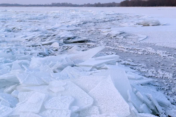 Кусочки Белого Льда Снегом Вновь Замороженном Водоеме Зима Восточной Европе — стоковое фото