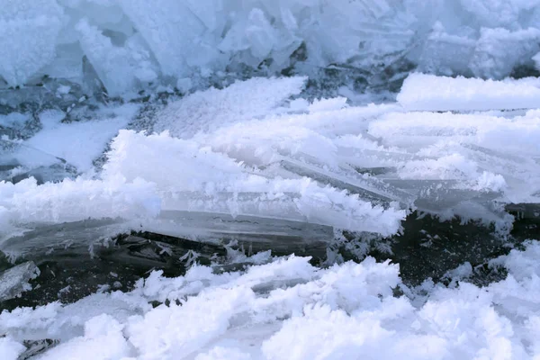 Pedaços Gelo Cobertos Neve Branca Num Corpo Água Recongelado Inverno — Fotografia de Stock