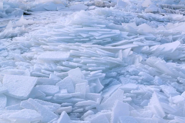 얼음이 저수지에 조각들 유럽의 — 스톡 사진