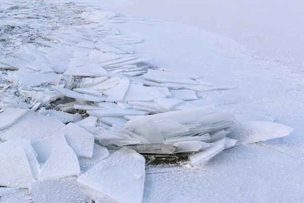 Кусочки Синего Льда Замёрзшем Озере Восточная Европа Пейзаж Горизонтальная Ориентация — стоковое фото