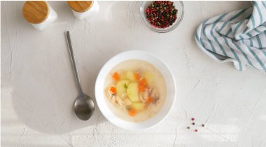 Beyaz tabakta sebzeli şeffaf balık çorbası. Sağlıklı beslenme konsepti. Üst Manzara. Yatay yönelim. 