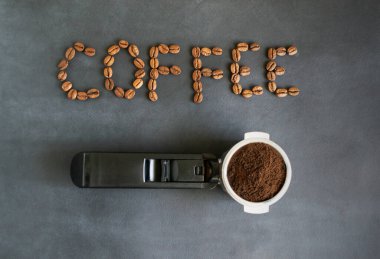 Klakson içinde öğütülmüş kahve. Kahve Fasulyesi Mektubu: Kahve hazırlama konsepti. Yatay oryantasyon. Üst görünüm. 