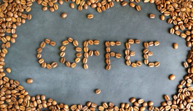 Kahve Fasulyesi Mektubu: Kahve hazırlama konsepti. Yatay oryantasyon. Üst görünüm. 