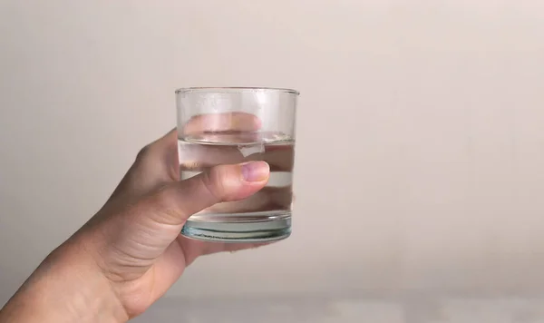 Mano Una Donna Tiene Bicchiere Vetro Con Acqua Pulita Bandiera — Foto Stock