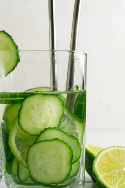 Taze serin salatalık karıştırılmış su, kokteyl, detoks içeceği, bardakta limonata. Sağlık hizmeti, fitness, sağlıklı beslenme diyeti konsepti.