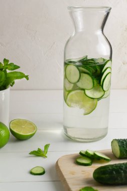 Bir sürahi taze su, salatalık, nane filizi ve detoks içeceği. Sağlık, spor, sağlıklı gıda konsepti..