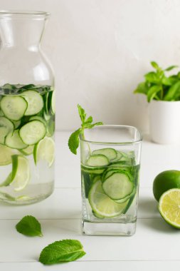 Taze serin salatalık karıştırılmış su, kokteyl, detoks içeceği, bardakta limonata. Sağlık hizmeti, fitness, sağlıklı beslenme diyeti konsepti.