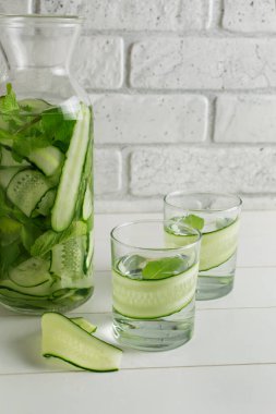 Taze serin salatalık karıştırılmış su, kokteyl, detoks içeceği, bardakta limonata. Sağlık hizmeti, fitness, sağlıklı beslenme diyeti konsepti.