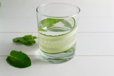 Taze serin salatalık karıştırılmış su, kokteyl, detoks içeceği, bardakta limonata. Sağlık hizmeti, fitness, sağlıklı beslenme diyeti konsepti.