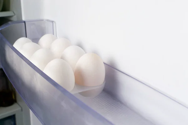 Белые Куриные Яйца Лежат Плесени Двери Холодильника Концепция Здорового Питания — стоковое фото