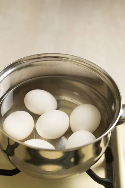 Witte Kippeneieren Worden Gekookt Een Pan Met Water Het Fornuis — Stockfoto