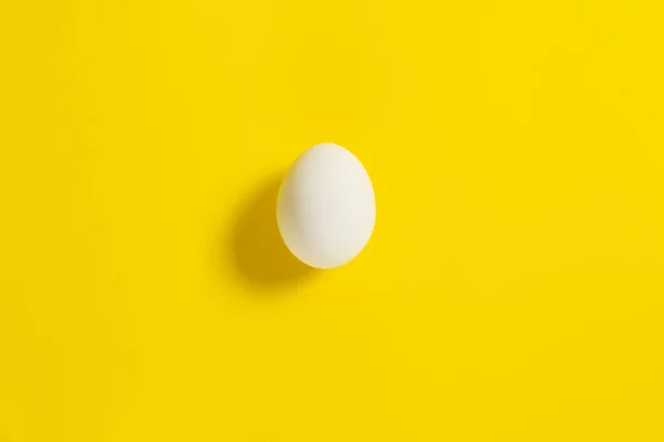 One White Chicken Egg Lies Yellow Background Copy Space Concept — Stock Photo, Image