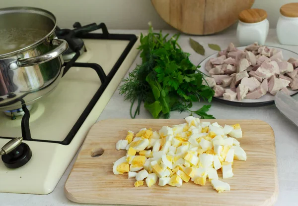 Főzés Ukrán Zöld Borscht Lépésről Lépésre Vágjuk Fel Előfőzött Tojást — Stock Fotó