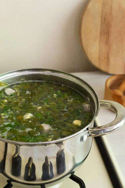 ウクライナの緑のボルシチを段階的に調理します 新鮮な醸造スープの大鍋 おいしい夕食 垂直方向 — ストック写真
