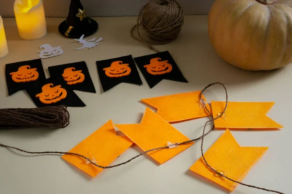 단계별로 가르치는 할로윈을 화랑을 만드는 화랑을 만들어 오렌지색 깃발을 접착제 — 스톡 사진