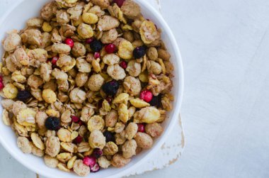 Sağlıklı kahvaltı kasesi gevrek gevrek, tahıl gevreği, mısır gevreği ve ahşap tahta üzerinde kurumuş böğürtlen. Yaşam tarzı yemek fotoğrafçılığı. Üst Manzara. Boşluğu kopyala